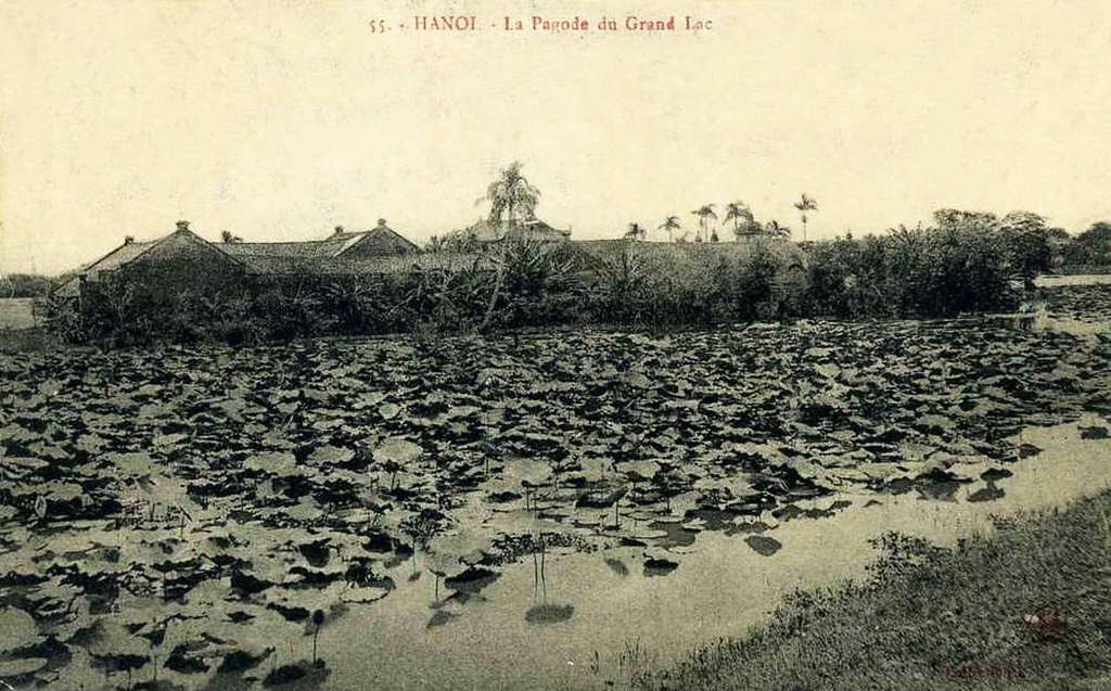 Chùa Trấn Quốc ở hồ Tây, Hà Nội một thế kỷ trước. Vào năm 2019, ngôi chùa này được National Geographic bình chọn là một trong những ngôi chùa đẹp nhất thế giới.