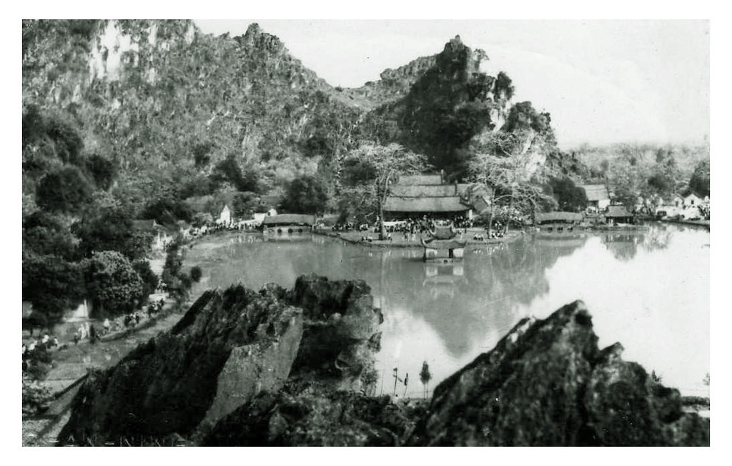 Toàn cảnh chùa Thầy ở tỉnh Hà Đông thời thuộc địa (nay thuộc huyện Quốc Oai, Hà Nội).