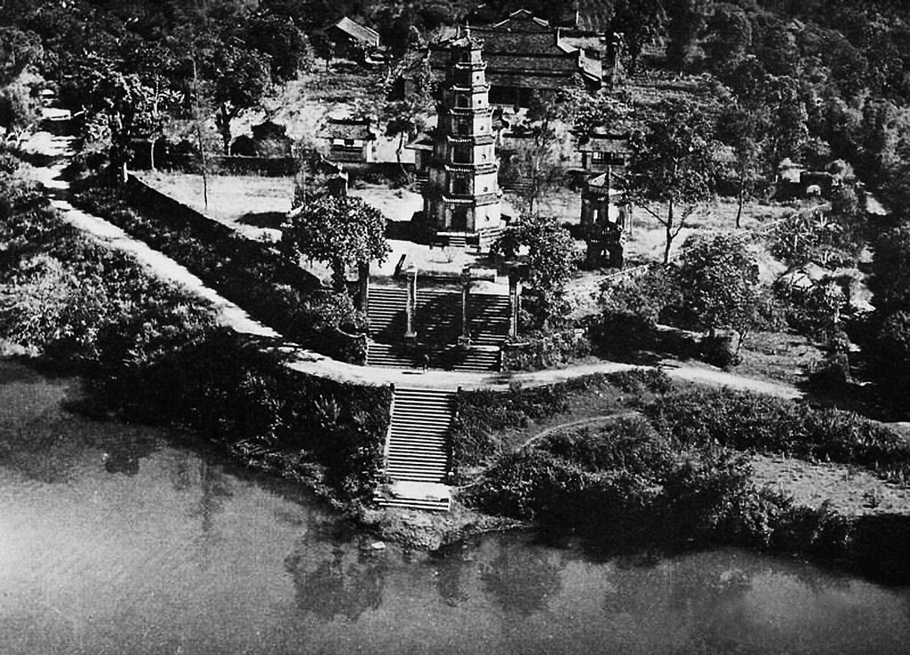 Chùa Thiên Mụ, ngôi Đệ nhất quốc tự ở Cố đô Huế thập niên 1920 nhìn từ máy bay.