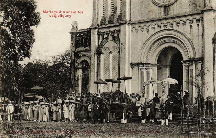 Thánh lễ diễn ra ở cổng nhà thờ Tân Định xưa.