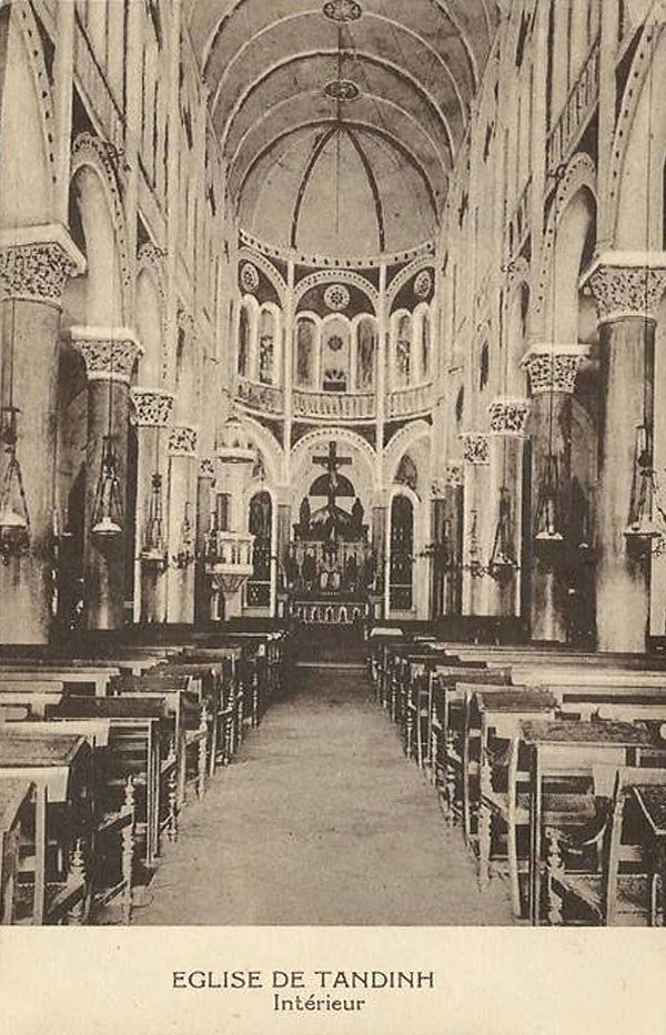 Trong thánh đường của nhà thờ Tân Định một thế kỷ trước.