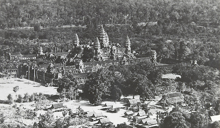 Toàn cảnh Angkor Wat thập niên 1920 nhìn từ máy bay.