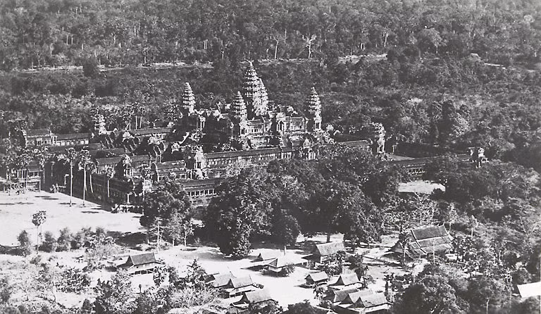 Toàn cảnh Angkor Wat thập niên 1920 nhìn từ máy bay.
