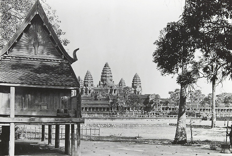 Góc nhìn về Angkor Wat từ một khu nhà bên ngoài di tích, khoảng năm 1919-1926.