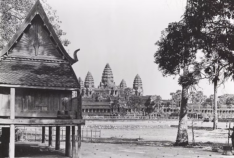 Góc nhìn về Angkor Wat từ một khu nhà bên ngoài di tích, khoảng năm 1919-1926.