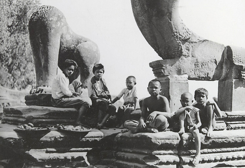 Trẻ em địa phương bên phế tích Angkor Wat, 1919-1926.