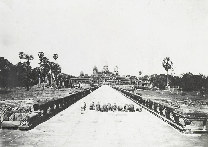Khu đền tháp Angkor Wat nhìn từ lối vào chính, Campuchia thập niên 1920. Ảnh: Siemreap.net.