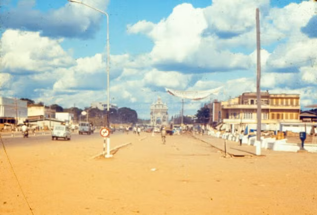 Trục đường trung tâm Viêng Chăn (trục Kaisone Phomvihan - Lane Xang ngày nay) với cổng Patuxay ở phía xa.