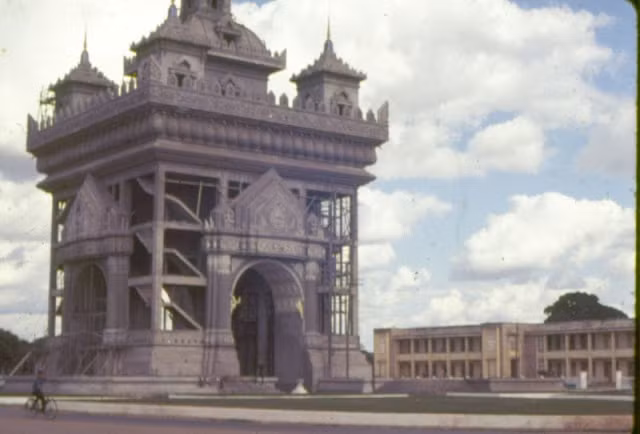 Cổng Patuxay, biểu tượng của thành phố Viêng Chăn lúc này đang được xây dựng.