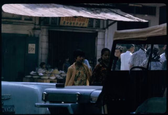 Phía trước một cửa hàng của người Hoa ở Viêng Chăn.