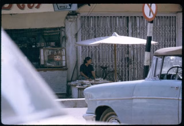 Một quầy hàng ven đường.