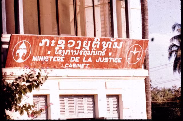 Bên ngoài trụ sở Bộ Tư pháp.