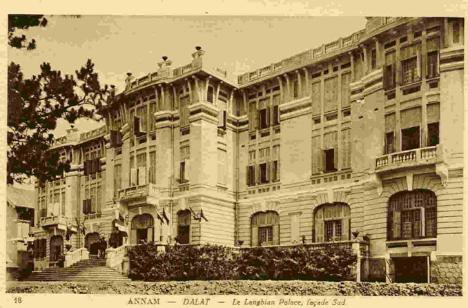 Khách sạn Langbiang Palace được hoàn thành năm 1922, là khách sạn cổ và sang trọng nhất Đà Lạt, nay là khách sạn 5 sao Đà Lạt Palace.
