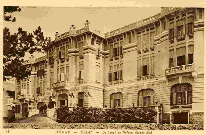 Khách sạn Langbiang Palace được hoàn thành năm 1922, là khách sạn cổ và sang trọng nhất Đà Lạt, nay là khách sạn 5 sao Đà Lạt Palace.