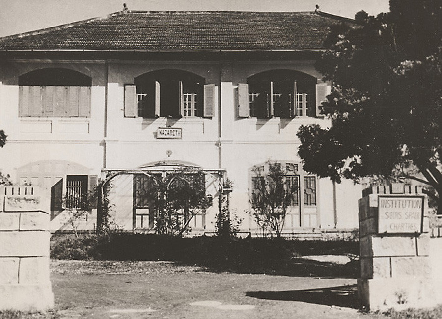 Dinh thự này từng là nơi ở của các nữ tu dòng Saint Paul de Chartres, nay nằm ở khoảng đất giữa hai đường Nguyễn Viết Xuân và Huỳnh Thúc Kháng, phường 4 TP Đà Lạt.