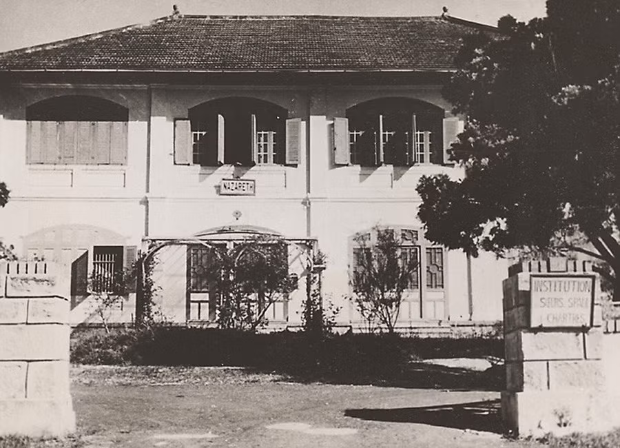 Dinh thự này từng là nơi ở của các nữ tu dòng Saint Paul de Chartres, nay nằm ở khoảng đất giữa hai đường Nguyễn Viết Xuân và Huỳnh Thúc Kháng, phường 4 TP Đà Lạt.