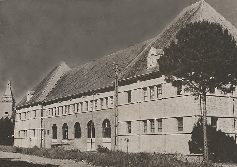 Tòa nhà của Sở địa dư Đông Dương, nằm gần Trung học Yersin. Ngày nay công trình này là Xí nghiệp Bản đồ Đà Lạt thuộc Cục Bản đồ Quân sự, Bộ Quốc phòng Việt Nam.