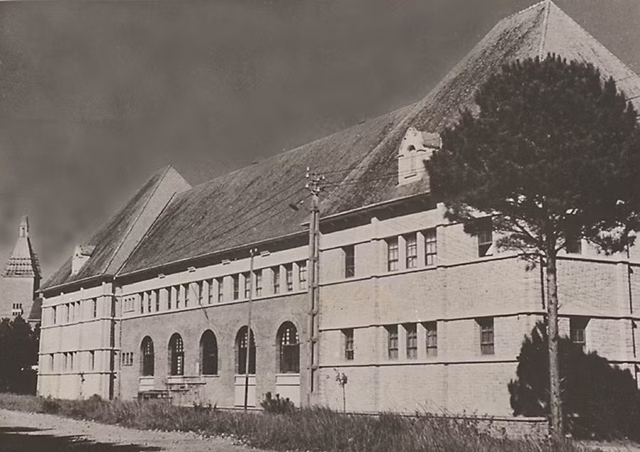 Tòa nhà của Sở địa dư Đông Dương, nằm gần Trung học Yersin. Ngày nay công trình này là Xí nghiệp Bản đồ Đà Lạt thuộc Cục Bản đồ Quân sự, Bộ Quốc phòng Việt Nam.