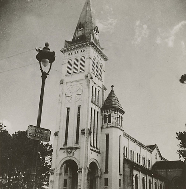 Nhà thờ Chính tòa Đà Lạt, hay nhà thờ Con Gà, được xây năm 1932, là nhà thờ Công giáo nổi tiếng nhất Đà Lạt.