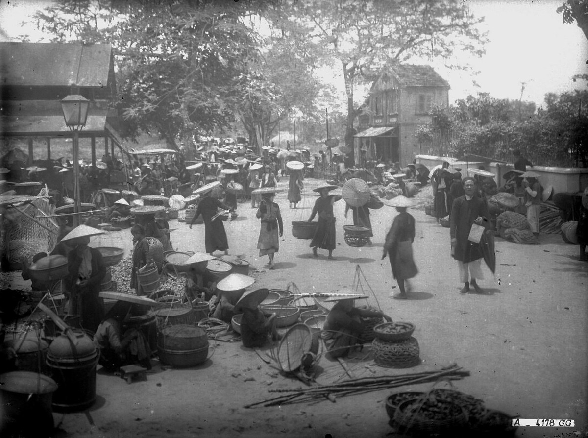 Khung cảnh sôi động ở khu vực chợ Hà Đông thập niên 1920.