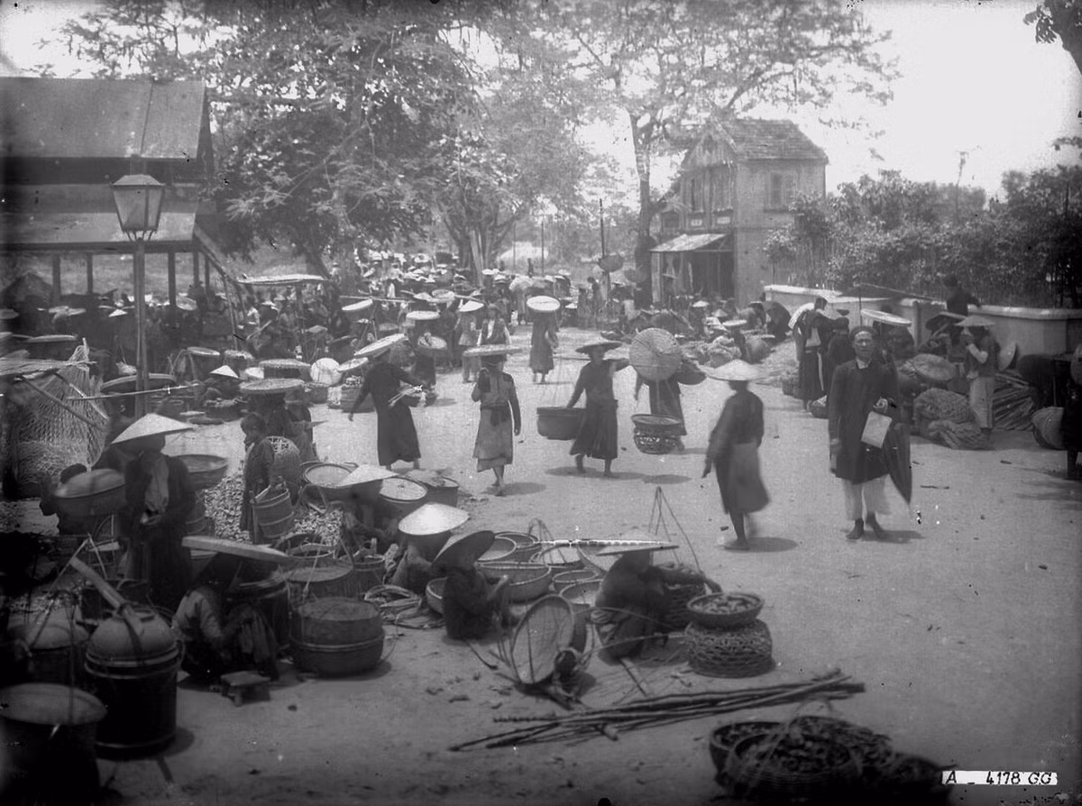 Khung cảnh sôi động ở khu vực chợ Hà Đông thập niên 1920.