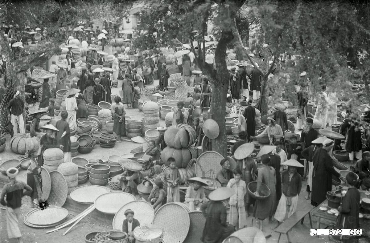 Các loại thúng mẹt được bày bán la liệt ở chợ Hà Đông.