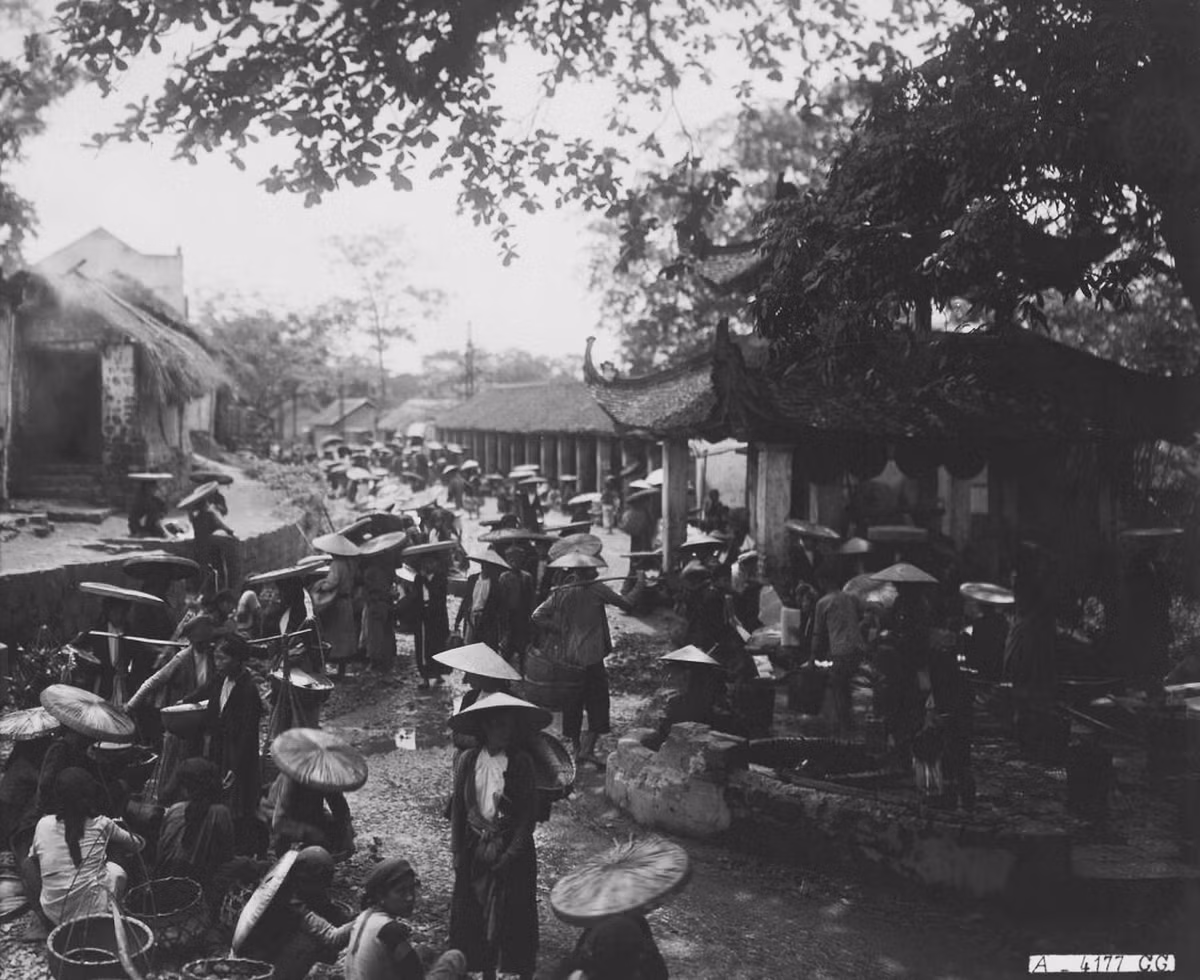 Khung cảnh nhộn nhịp ở chợ làng Bưởi.