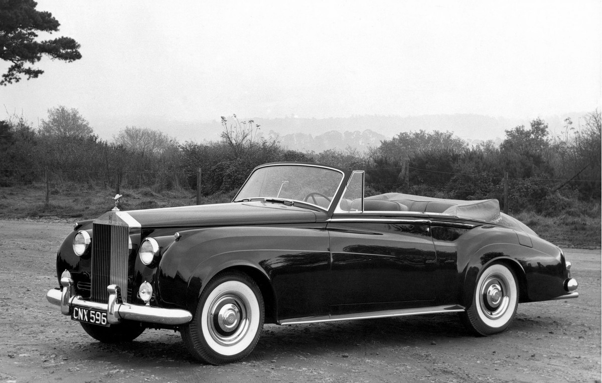 Các thập niên 1940-1950, xe hạng sang lên ngôi. Các thương hiệu như Rolls Royce và Cadillac trở thành điển hình cho các loại xe hạng sang nhất trên thị trường.
