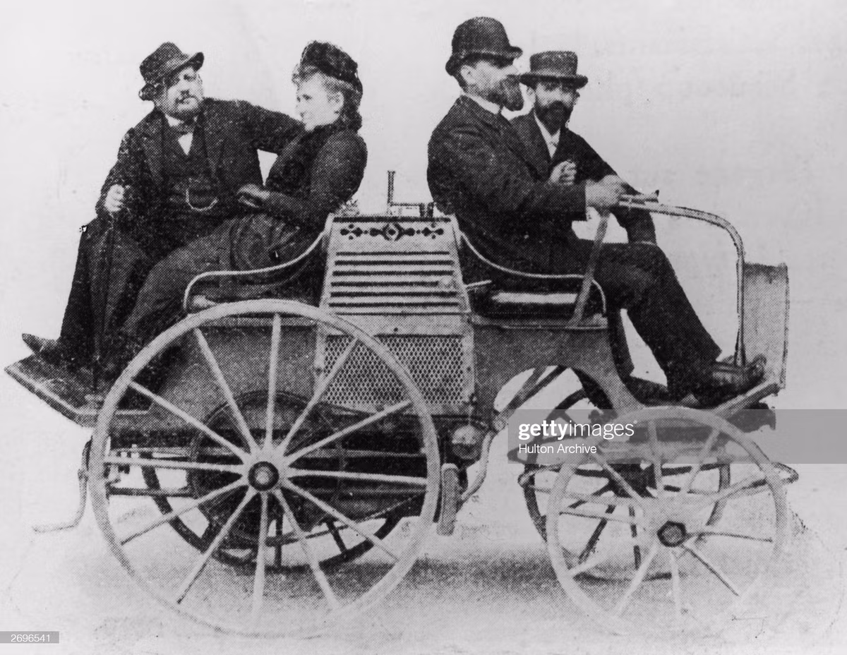 Năm 1889-1890, hai kĩ sư Pháp là Rene Panhard và Emile Levassor lần đầu tiên lắp ráp toàn toàn bộ chiếc xe để bán. Những chiếc xe này đặt động cơ phía trước, người ngồi trên xe quay lưng lại nhau.