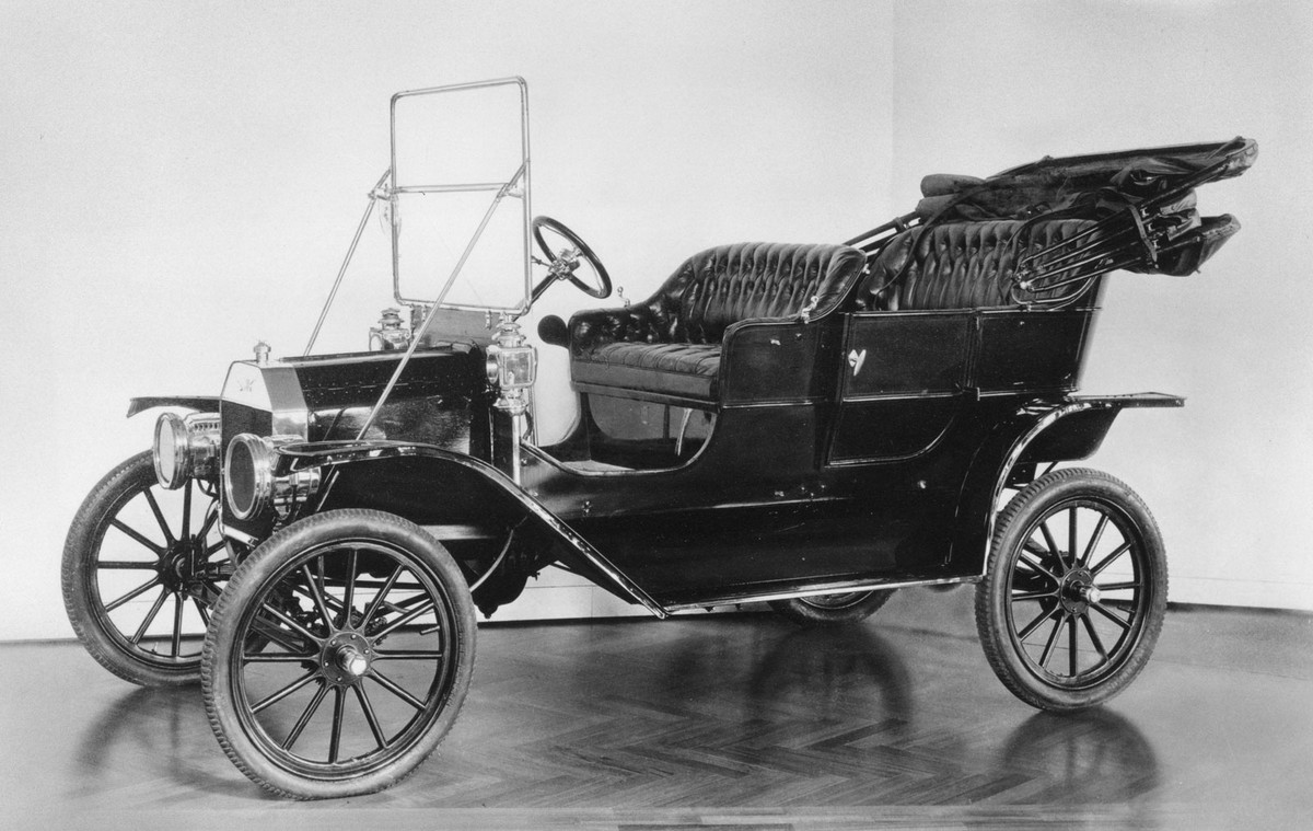 Năm 1903-1930, nhà sản xuất ô tô người Mỹ Henry Ford bắt đầu sản xuất hàng loạt xe Model T để bán ra thị trường. Năm 1927, dây chuyền lắp ráp của công ty Ford đã sản xuất khoảng 15 triệu chiếc xe.