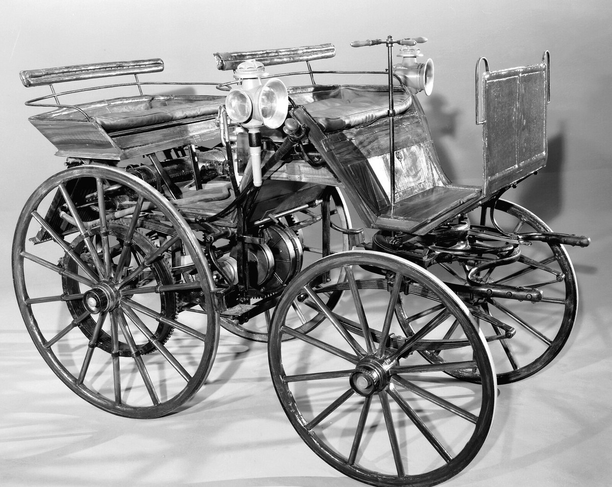 Năm 1885-1886, Gottlieb Daimler đã cải tiến động cơ và lắp thêm bánh xe thứ tư, tạo ra chiếc ô tô bốn bánh hiện đại đầu tiên.