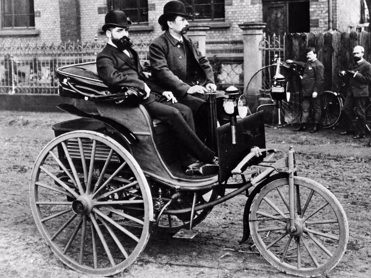 Năm 1885, hai kĩ sư Đức là Karl Benz và Gottlieb Daimler đã độc lập phát triển ô tô động cơ đốt trong khả dụng trong thực tiễn. Những chiếc xe này có ba bánh.
