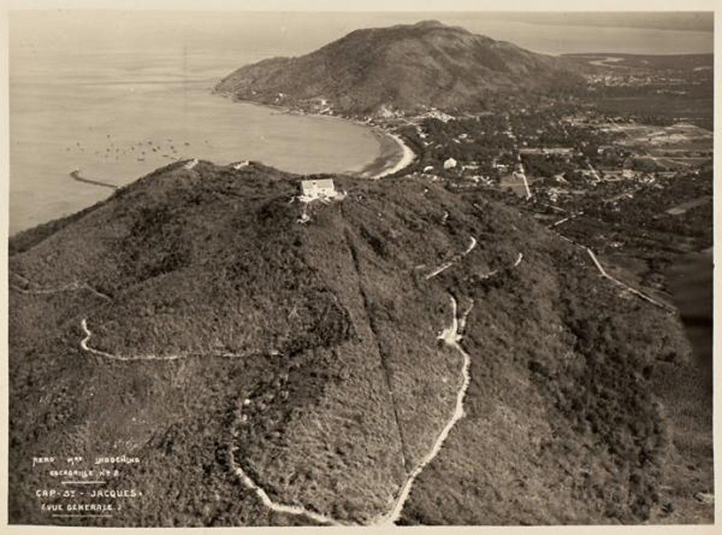 Núi Nhỏ Vũng Tàu với ngọn hải đăng trên đỉnh.