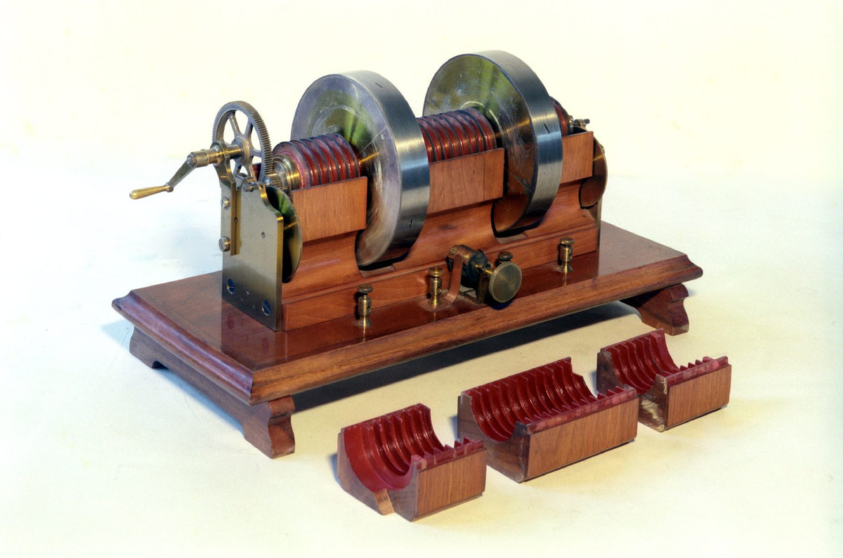 Năm 1828, nhà khoa học Hungary Ányos Jedlik phát minh động cơ điện đầu tiên sử dụng nam châm điện. Sau đó ông đã phát triển động cơ điện có công suất đủ để đẩy được một chiếc xe.