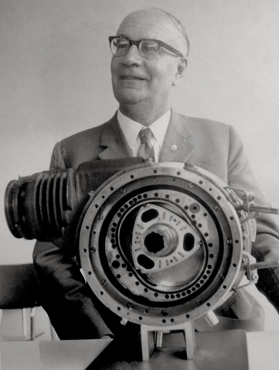 Năm 1956, kỹ sư Đức Felix Wankel đã tạo ra một loại động cơ quay có rotor tam giác bên trong một xi lanh dài, thay thế cho piston.