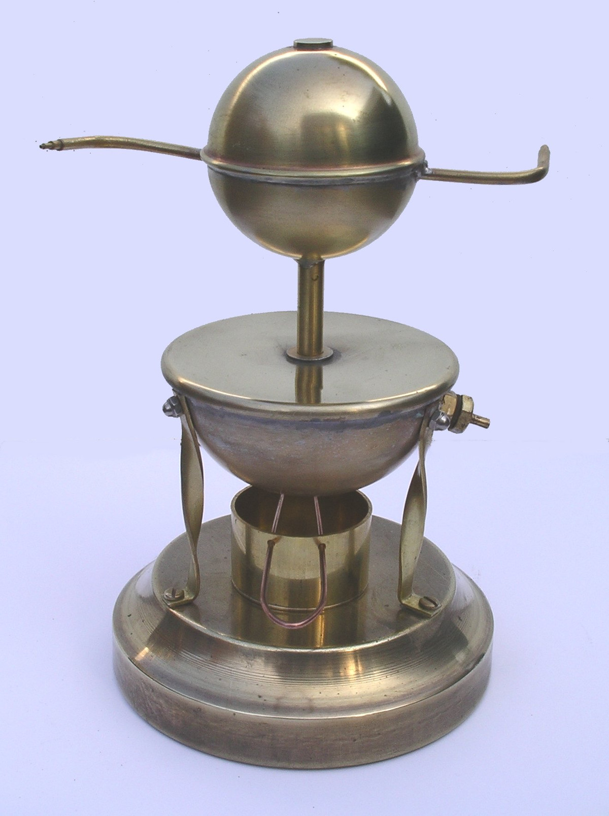 Thế kỷ 1 SCN, Hero, một học giả sống ở Alexandria đã thiết kế cỗ máy gồm một quả cầu xoay được bởi phản lực từ dòng hơi nước thoát ra khi được nồi nước phía dưới được đun nóng. Dù không có ứng dụng trong thực tiễn, thiết bị này vẫn được coi là một động cơ hơi nước sơ khai.