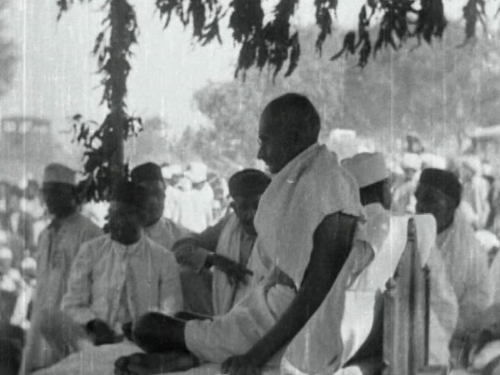 Ngày 5/5/1930, thực dân Anh bắt giữ Gandhi nhằm trấn áp tinh thần đấu tranh của người Ấn Độ. Nhưng điều này đã hoàn toàn phản tác dụng khi các cuộc bạo động còn bùng lên mạnh mẽ hơn.