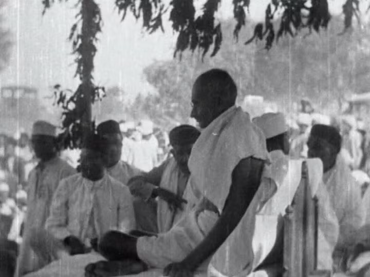 Ngày 5/5/1930, thực dân Anh bắt giữ Gandhi nhằm trấn áp tinh thần đấu tranh của người Ấn Độ. Nhưng điều này đã hoàn toàn phản tác dụng khi các cuộc bạo động còn bùng lên mạnh mẽ hơn.