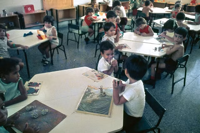 Trẻ em trong một trường mẫu giáo ở Cuba.