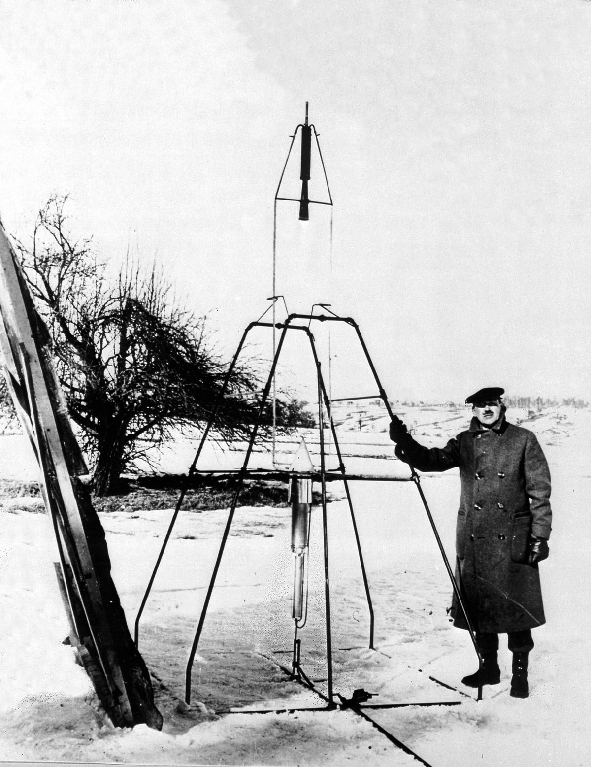 Năm 1929, kỹ sư Mỹ Robert Goddard phát minh ra động cơ tên lửa. Lực đẩy của động cơ này được tạo ra bằng cách đốt cháy nhiên liệu lỏng.