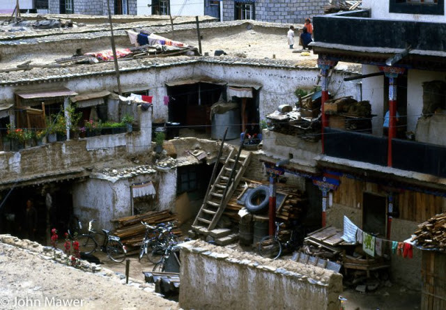 Một khu dân cư cũ kỹ ở Lhasa.