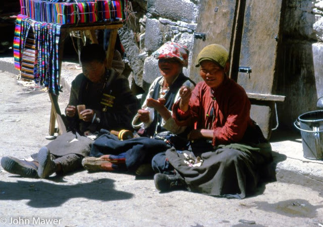 Những người bán hàng rong trên đường phố Lhasa, thủ phủ Tây Tạng.