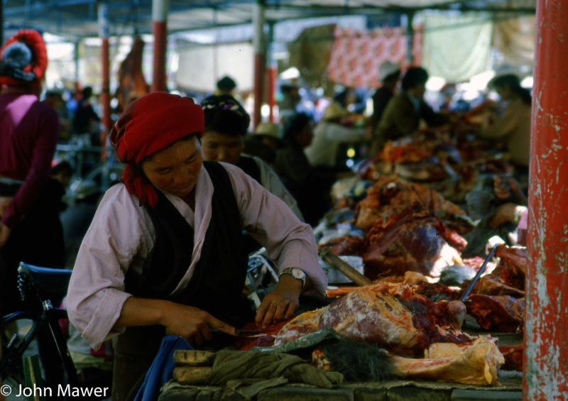 Quầy bán thịt trong một khu chợ ở Lhasa.