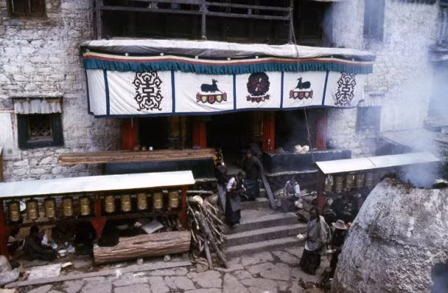 Một góc chùa Jokhang ở Lhasa.