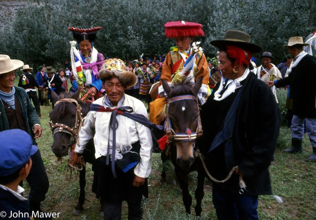 Một đám cưới truyền thống ở Tây Tạng năm 1987. Ảnh: John Mawer.