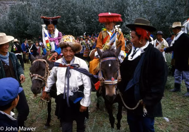 Một đám cưới truyền thống ở Tây Tạng năm 1987. Ảnh: John Mawer.