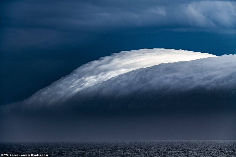Không phải sóng, đây là một đám mây cuộn ngoài khơi mà Eades đã tình cờ chụp được. Bức ảnh này đã giúp anh tiến vào vòng chung kết Giải thưởng Nhiếp ảnh Australia.