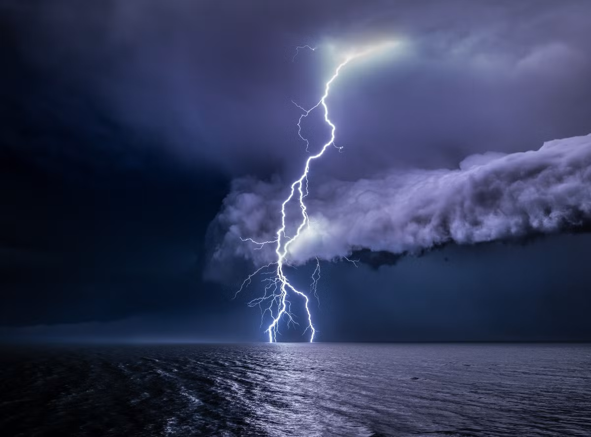 "Khi chụp bức ảnh này, tôi thấy tia chớp dường như ở rất gần mình. Sau nhiều đợt như vậy, tôi vẫn cố giữ nguyên vị trí với hy vọng bắt được khoảnh khắc ngoạn mục", Eades kể.