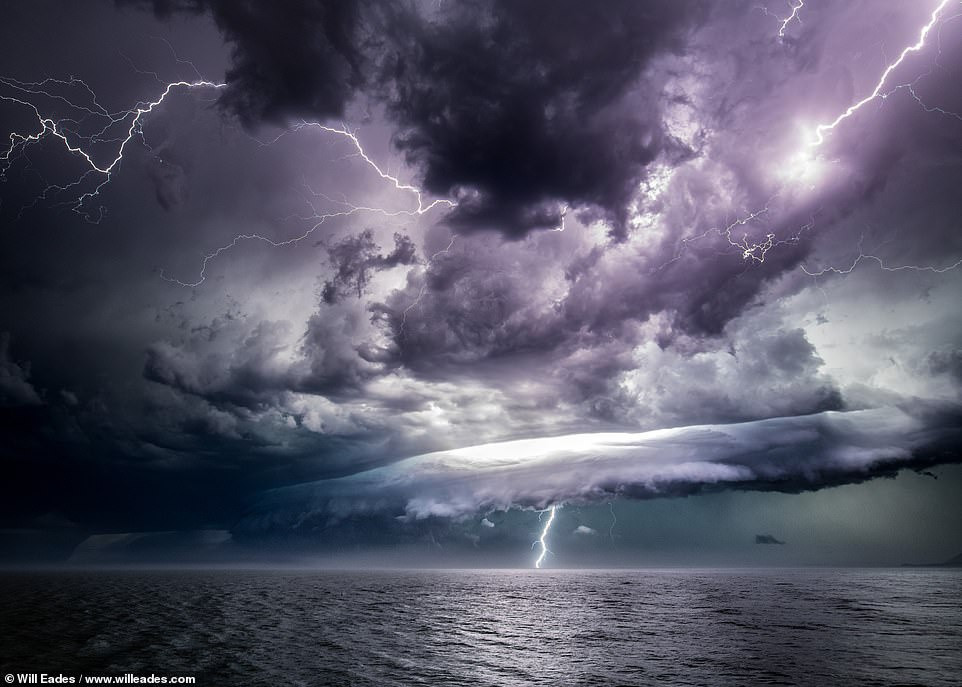 Theo Eades, để chụp bức ảnh bão hoặc bão sét hoàn hảo, bạn cần tới trước khi nó ập đến. Lời khuyên là không nên chụp khi cơn bão đang "ngay trên đầu" vì nó sẽ gây nguy hiểm.