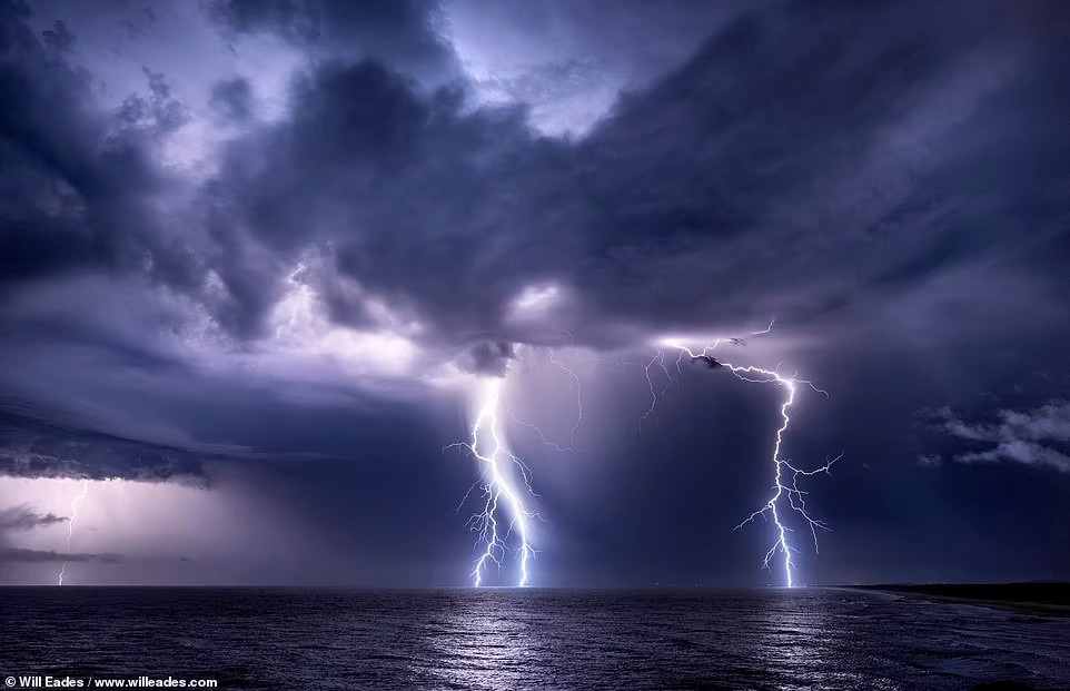 Will Eades, đến từ bờ biển phía đông của Australia, đã bắt đầu làm quen với bộ môn nhiếp ảnh từ cách đây 14 năm. Hiện tại, dù chưa phải nhiếp ảnh gia chuyên nghiệp, anh vẫn nổi tiếng nhờ những bức hình bão sét ấn tượng. Trong ảnh là trận sét ở Port Macquarie, New South Wales (Australia). Eades đánh giá đây là bức ảnh đẹp nhất mình chụp được.